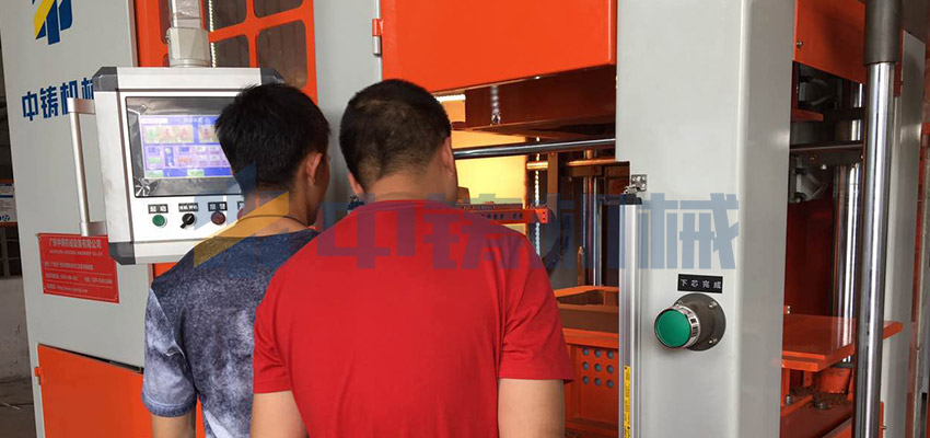 造型機(jī)廠家一天來(lái)兩波客戶，生產(chǎn)根本停不下來(lái)