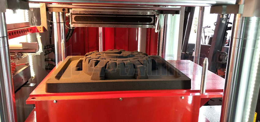 全自動(dòng)造型機(jī)生產(chǎn)汽車配件，效果客戶很滿意！