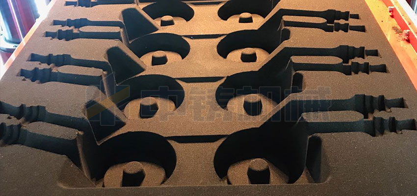 全自動(dòng)造型機(jī)生產(chǎn)煤氣灶的爐頭，一箱出八個(gè)，效率高