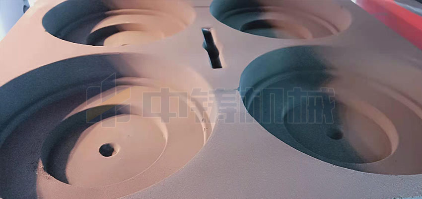 全自動(dòng)造型機(jī)生產(chǎn)汽車剎車盤，一箱出四個(gè)，效率很高