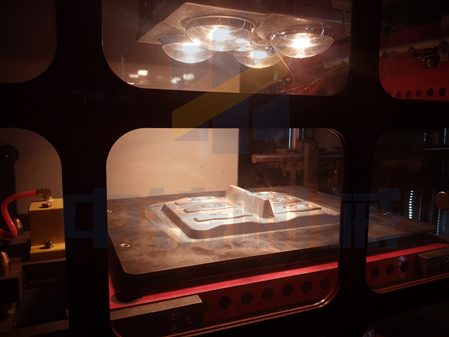 全自動(dòng)造型機(jī).jpg 全自動(dòng)造型機(jī).jpg