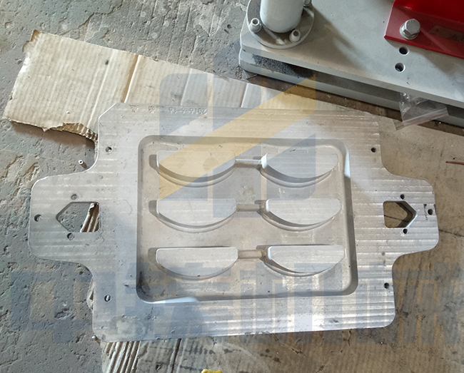 全自動(dòng)造型機(jī).jpg 全自動(dòng)造型機(jī).jpg