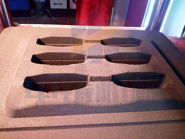 全自動(dòng)造型機(jī).jpg 全自動(dòng)造型機(jī).jpg