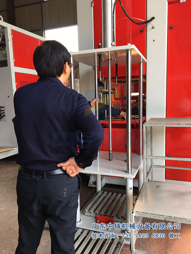 全自動造型機.jpg 全自動造型機.jpg