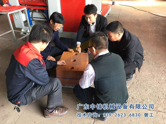 全自動造型機.jpg 全自動造型機.jpg